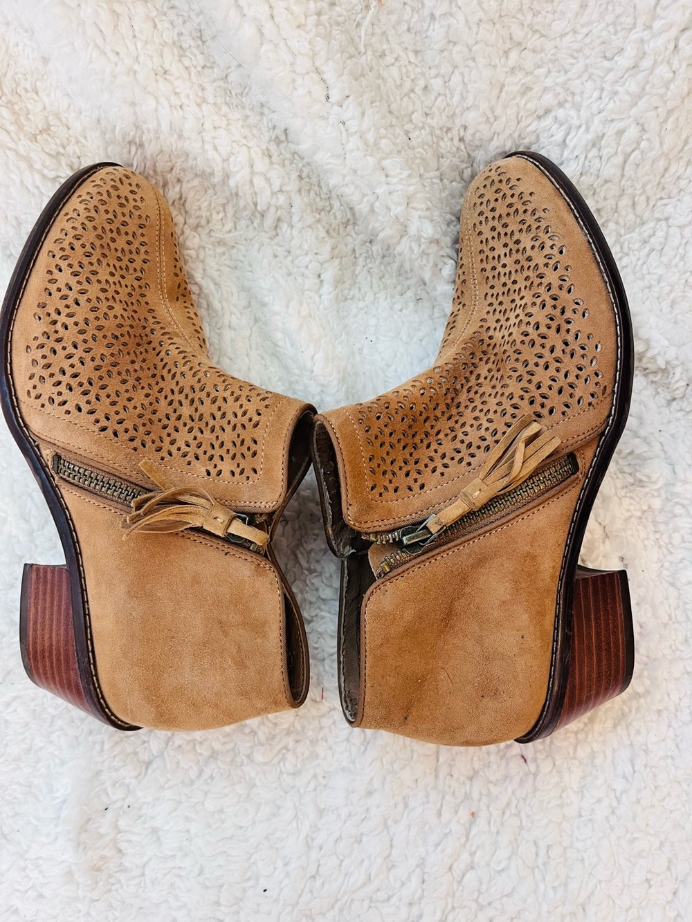 Vionic Camel Daytona Bootie Sz 8.5 Perforated Leather Low Stacked Heel